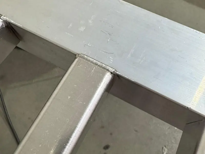 Peça em aço soldada a laser com acabamento limpo — foto 4