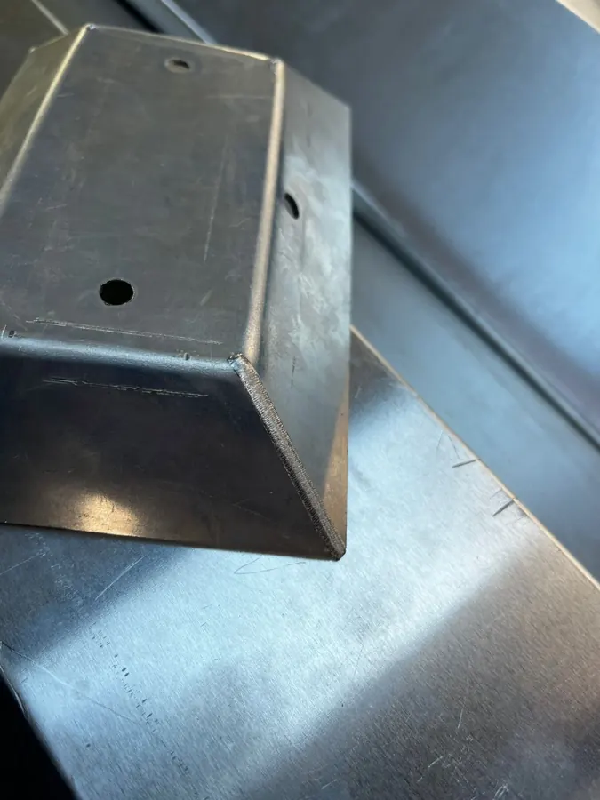 Peça em aço soldada a laser com acabamento limpo