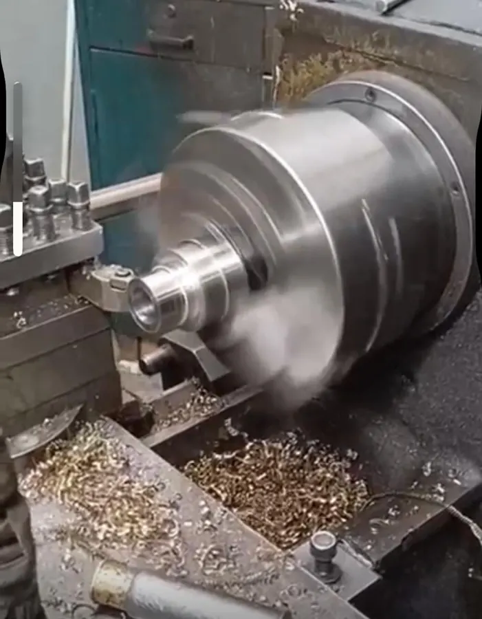 Peça sendo usinada no torno